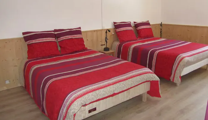 Les deux lits doubles de la chambre de l'étage
