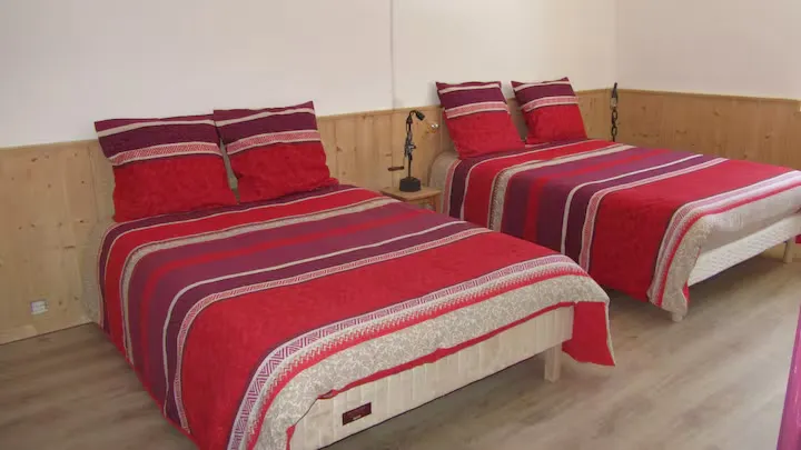 Les deux lits doubles de la chambre de l'étage