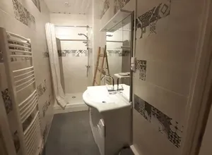 La seconde salle de bain, avec douche et sèche-serviettes