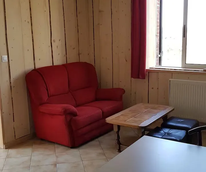 Le salon avec son canapé et le coin repas