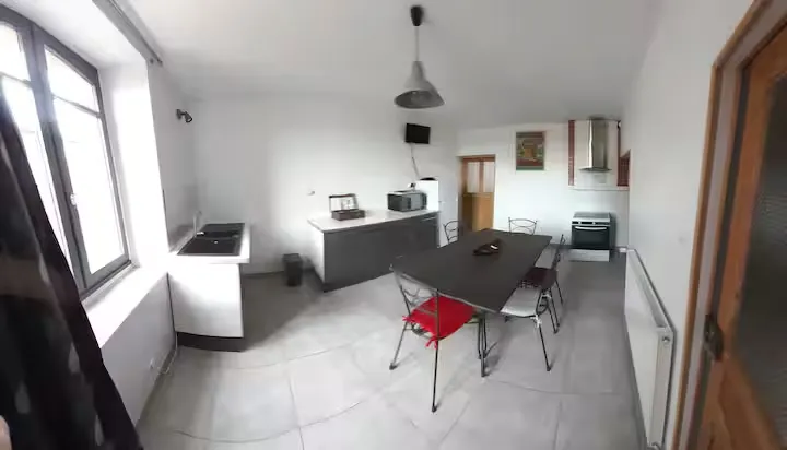 La cuisine équipée et la grande table à manger