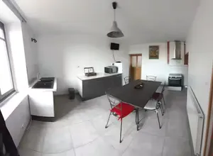 La cuisine équipée et la grande table à manger
