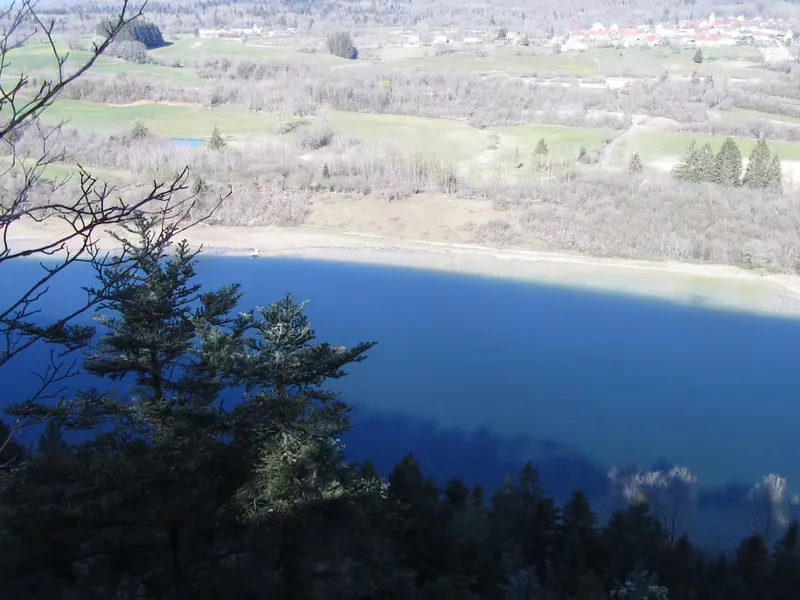 Vue panoramique sur le lac d'Étival et les reliefs boisés
