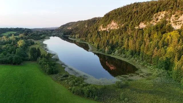 Le lac d'Étival vu du ciel, bordé de forêts
