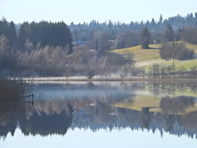 Le lac d'Étival dans la brume, au petit matin