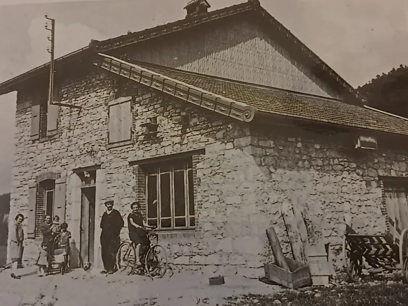 La tournerie sur bois au début du siècle dernier, avec la famille devant la façade