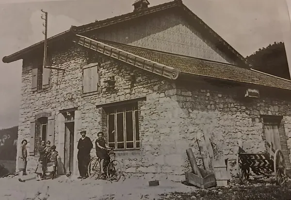 La tournerie sur bois au début du siècle dernier, avec la famille devant la façade